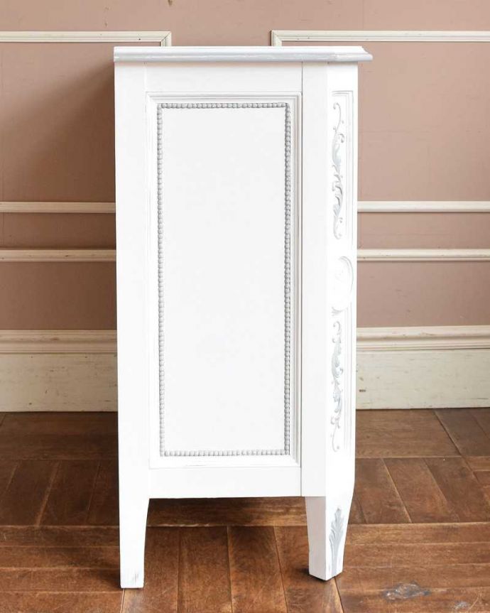 アンティーク風の家具　アンティーク風　フランス輸入のホワイトパール チェスト（３段）。サイドから見ても美しいデザイン。(y-250-f)