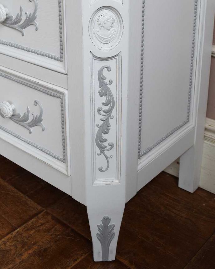 アンティーク風の家具　アンティーク風　フランス輸入のホワイトパール チェスト（３段）。どこから見ても美しい装飾、脚先までデザインされています。(y-250-f)