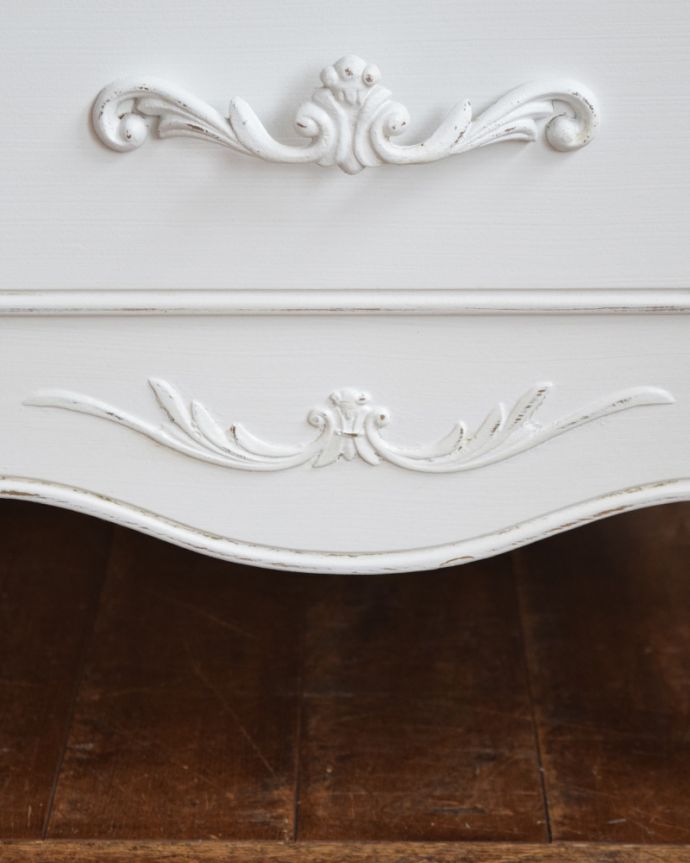 アンティーク風の家具　アンティーク風　ホワイトペイントで仕上がったフランス輸入の3段チェスト。下の方には彫りが刻まれています。(y-251-f)