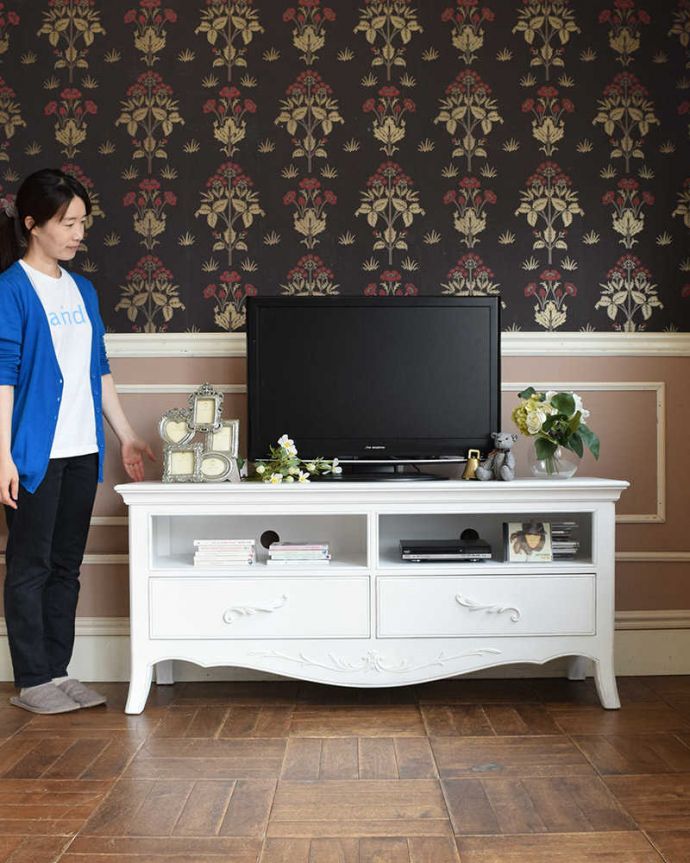 アンティーク風の家具　アンティーク風　使いやすいサイズが魅力のフランスのアンティーク風テレビボード。フレンチスタイルのアンティーク風テレビボードアンティーク風だからこそ見つかるテレビボード。(y-252-f)