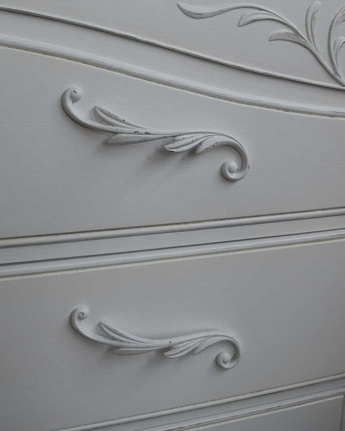 アンティーク風の家具　アンティーク風　フランス気分たっぷりのアンティーク風の3段チェスト。開ける度にワクワクする取っ手まるで蔦のような凝ったデザインのハンドル。(y-253-f)