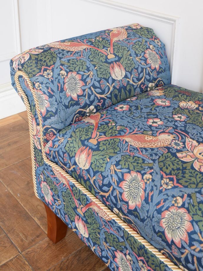 ウィリアムモリス柄のおしゃれな椅子、華やかなデザインのロールアーム