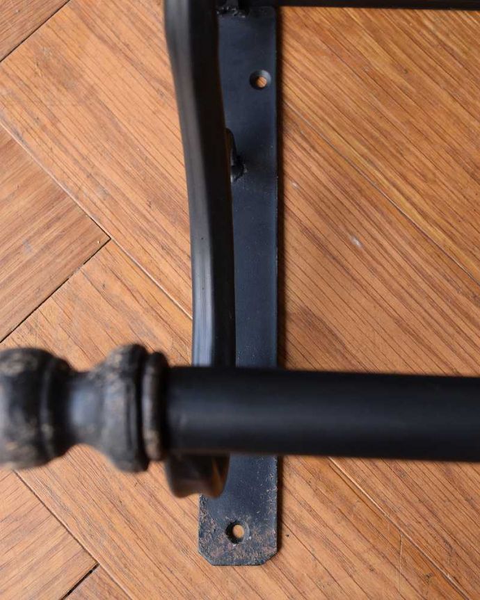 アンティーク風の家具　アンティーク風　アンティーク風に仕上げた壁掛けシェルフ＆バー。壁に取り付け出来ます。(y-268-f)