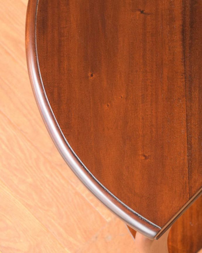 アンティーク風の家具　アンティーク風　アンティーク家具屋が選んだ、引き出し付きのアンティーク風のコーナーテーブル。近づいて見てみると･･･天然木なので、木目は一枚一枚違います。(y-290-f)