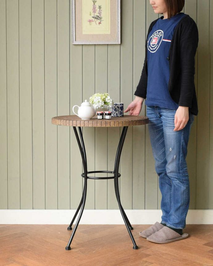 アンティーク風の家具　アンティーク風　お庭で使えるアイアンのアンティーク風ガーデンテーブル(コーヒーテーブル）。どんな場所でも便利に使える小さなテーブルまるでアンティークのようなガーデンテーブル。(y-317-f)