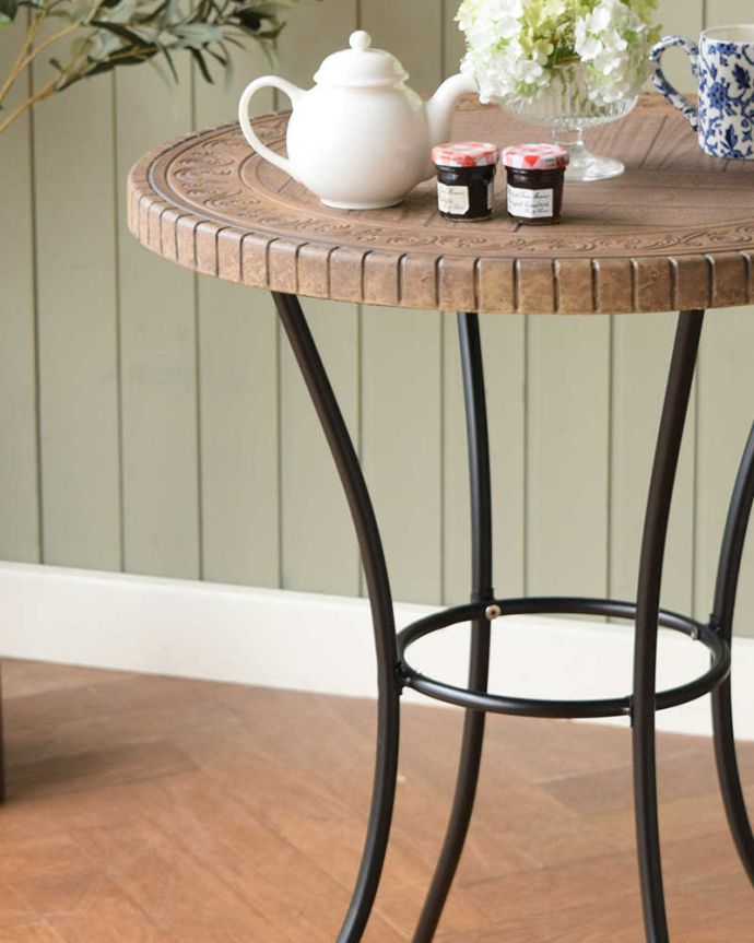 アンティーク風の家具　アンティーク風　お庭で使えるアイアンのアンティーク風ガーデンテーブル(コーヒーテーブル）。しっかり支えてくれるアイアンの脚実用的なテーブルとしては使えますが、置いておくだけで可愛いんです。(y-317-f)