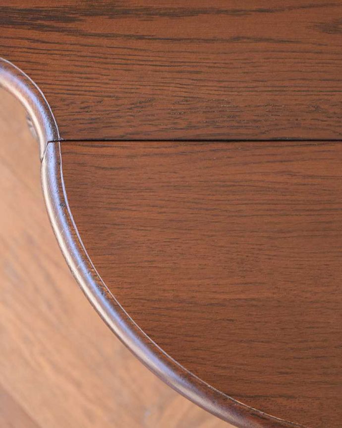 2人掛けダイニングテーブル（1ｍ20cm以下）　アンティーク風　アンティーク家具屋が選んだ、アンティーク風の折り畳みテーブル（伸張式）。近づいて見てみると･･･オーク材のキレイな木目の天板。(y-324-f)