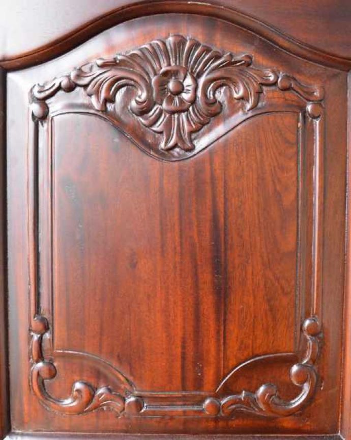 木扉のキャビネット　アンティーク風　アンティーク家具屋が選んだ、優雅なフォルムが美しいアンティーク風のサイドボード。美しい扉まるでアンティークのような美しいお花の彫が扉を彩ります。(y-362-f)
