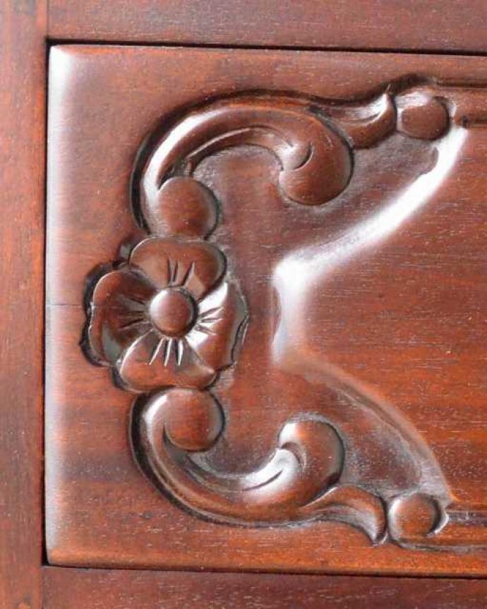 木扉のキャビネット　アンティーク風　アンティーク家具屋が選んだ、優雅なフォルムが美しいアンティーク風のサイドボード。引き出しの装飾同じようにお花の彫が引き出しの左右に。(y-362-f)