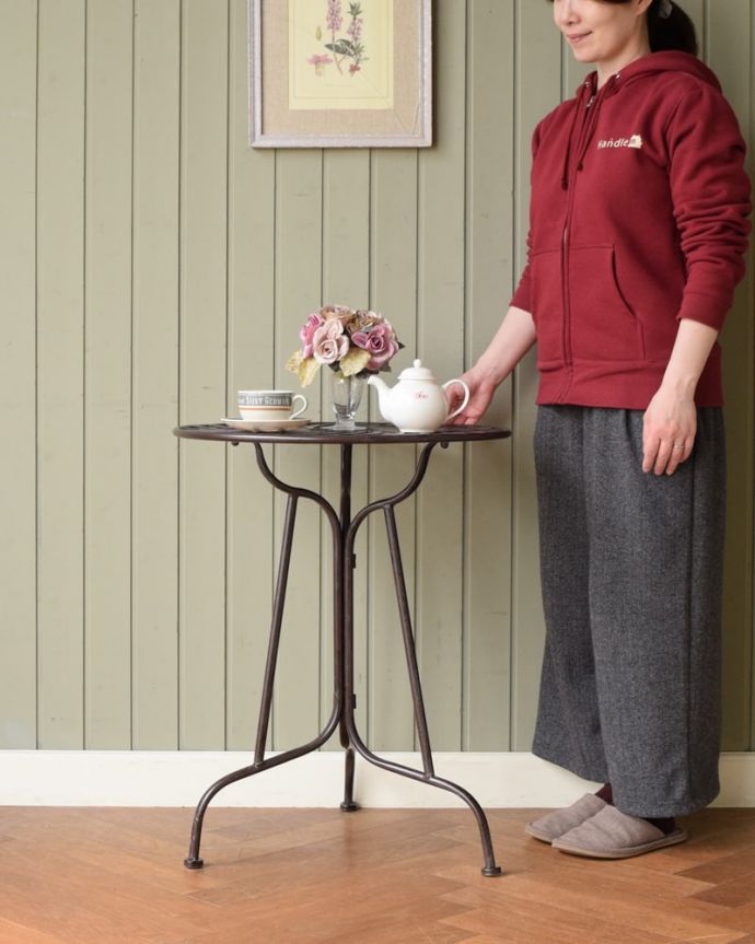 アンティーク風の家具　アンティーク風　アンティーク風のスチール製ガーデンテーブル(コーヒーテーブル）。気軽に使えるカフェテーブルどこでも使いやすいスチールのカフェテーブル。(y-372-f)