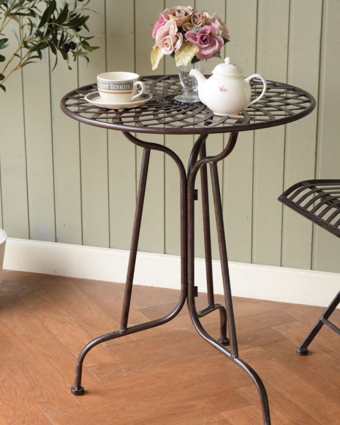 アンティーク風の家具　アンティーク風　アンティーク風のスチール製ガーデンテーブル(コーヒーテーブル）。優雅な立ち姿にうっとり･･･実用的なテーブルとしても使えますが、置いておくだけで可愛いんです。(y-372-f)