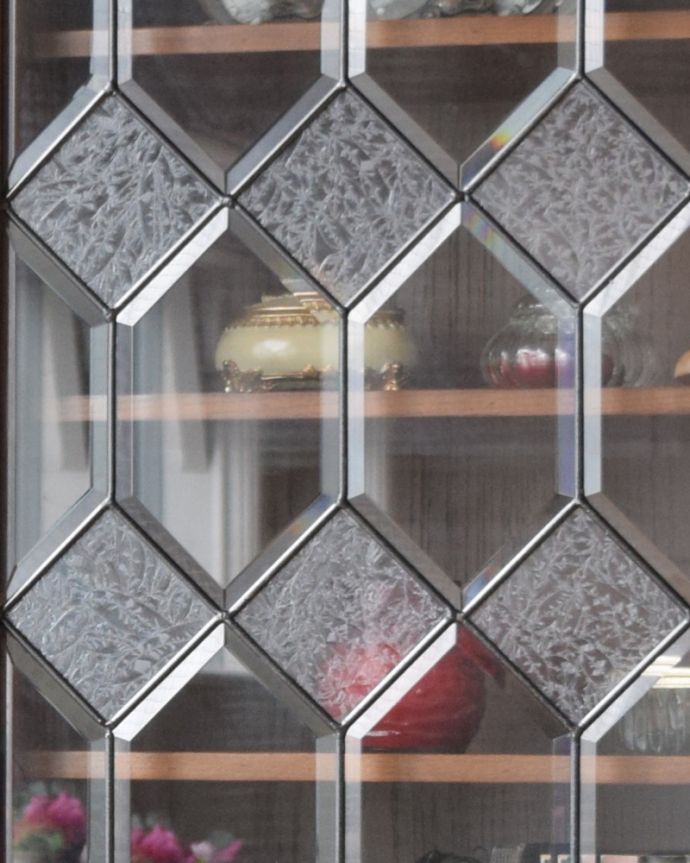 アンティーク風の家具　アンティーク風　アンティーク風のステンドグラスが美しいキャビネット（食器棚）。チェッカー柄のステンド扉まるで本物のステンドグラスのように可愛らしい扉のデザイン。(y-373-f)