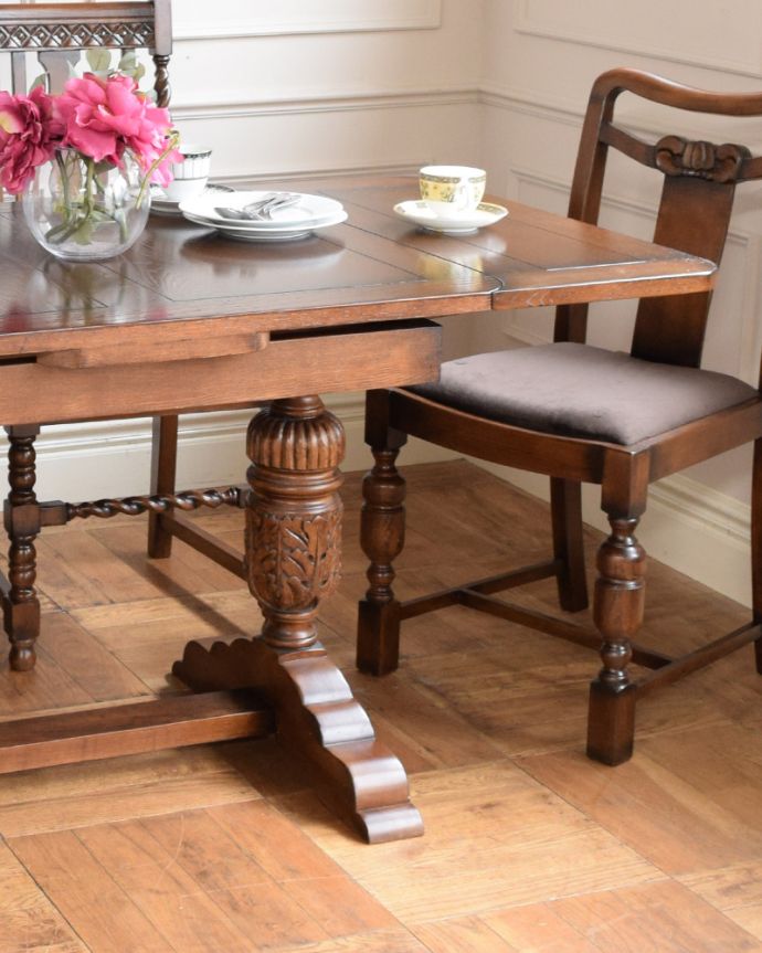 アンティーク風の伸長式テーブル、バルボスレッグが美しいドローリーフ