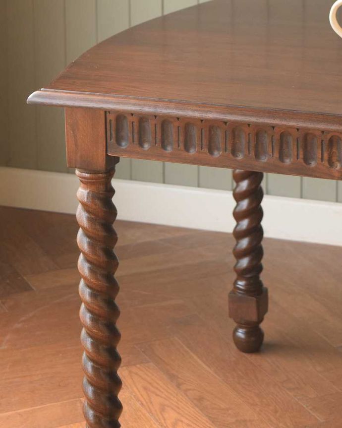 4人掛けダイニングテーブル（1ｍ20～60cm）　アンティーク風　アンティーク風のダイニングテーブル、ツイスト脚が美しい4人掛けのテーブル。アンティークに負けない美しさツイストレッグの足と天板と足をつなぐ幕板にも英国風の彫り。(y-375-f)