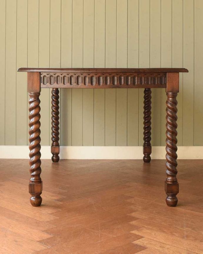 アンティーク風のダイニングテーブル、ツイスト脚が美しい4人掛けのテーブル