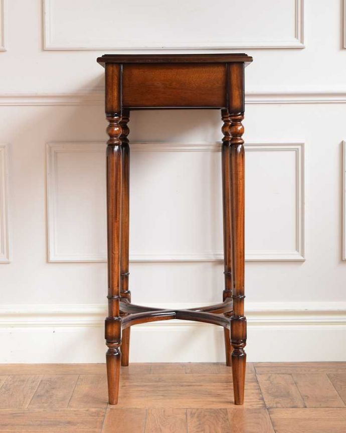 アンティーク風の優雅な家具、引き出し付きの英国風サイドテーブル(y 