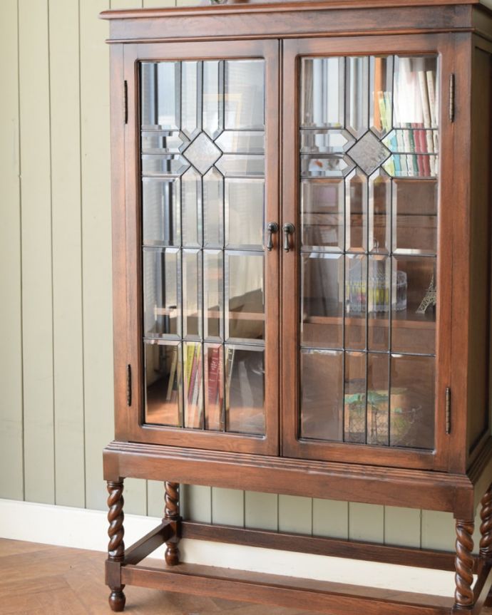 アンティーク風の本棚、ステンドグラス扉が可愛いガラスキャビネット(y-387-f)｜アンティーク風