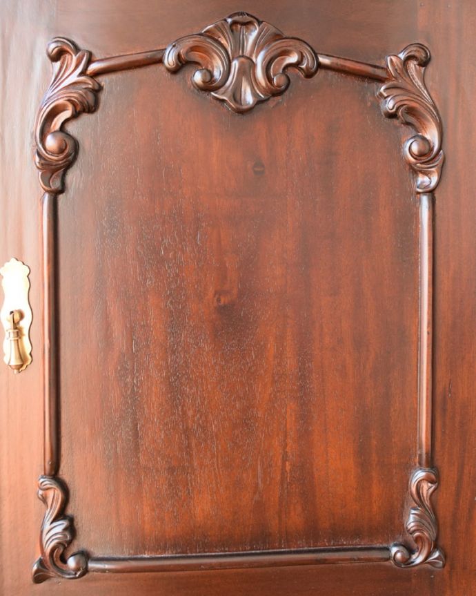 アンティーク風の家具　アンティーク風　アンティーク風の美しい家具、マホガニー材のサイドボード。美しい扉の装飾まるでアンティークのような美しい彫が扉を彩ります。(y-402-f)