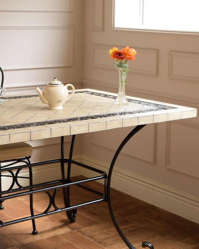 アンティーク風の家具　アンティーク風　アンティーク調のガーデンテーブル、アイアンのダイニングテーブル　しっかり支えるアイアンの脚置いておくだけで絵になるガーデンテーブル。(y-422-f)