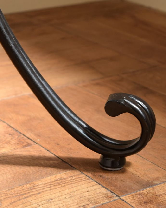 アンティーク風の家具　アンティーク風　テーブル　足先は･･･細くても、しっかり安定感のある足先です。(y-422-f)
