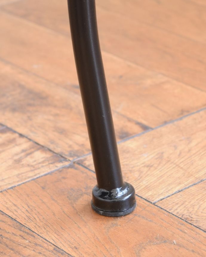 アンティーク風の家具　アンティーク風　ラウンドテーブル　足先は･･･細くても、しっかり安定感のある足先です。(y-424-f)