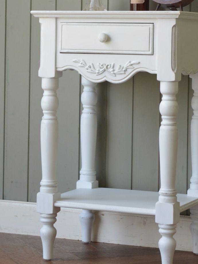 アンティーク風の家具　アンティーク風　フランスアンティーク調の可愛い家具、シャビーシックなベッドサイドテーブル　おしゃれなフランスデザインフランスアンティーク風の女性らしい彫が特徴。(y-428-f)