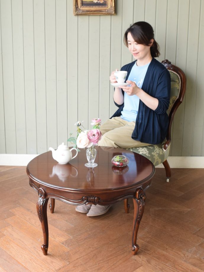 アンティーク調のコーヒーテーブル、猫脚が美しいフレンチ風の家具