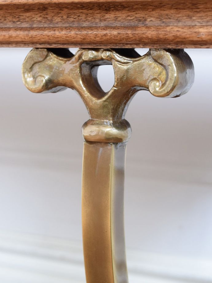 イタリアから届いたアンティーク調の家具、ゴールドの脚がお洒落なリビングテーブル(y-442-f)｜アンティーク風