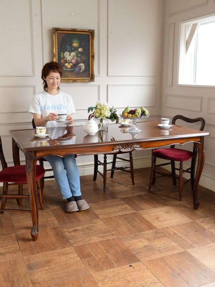 英国アンティーク調のおしゃれなテーブル、象嵌が美しいマホガニー材のダイニングテーブル