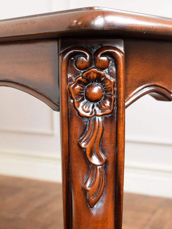 英国アンティーク調のおしゃれなテーブル、象嵌が美しいマホガニー材の 