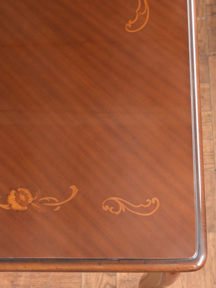 英国アンティーク調のおしゃれなテーブル、象嵌が美しいマホガニー材の