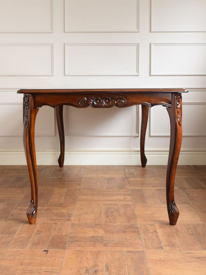 英国アンティーク調のおしゃれなテーブル、象嵌が美しいマホガニー材のダイニングテーブル