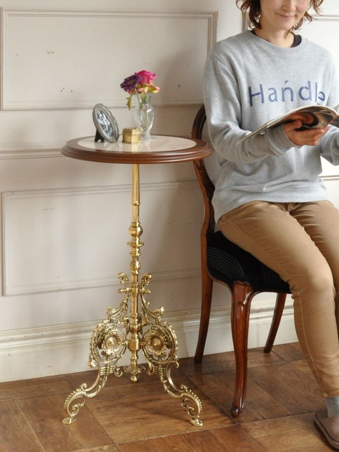 イタリアから届いたアンティーク調の家具、真鍮製の美しい足がおしゃれなサイドテーブル