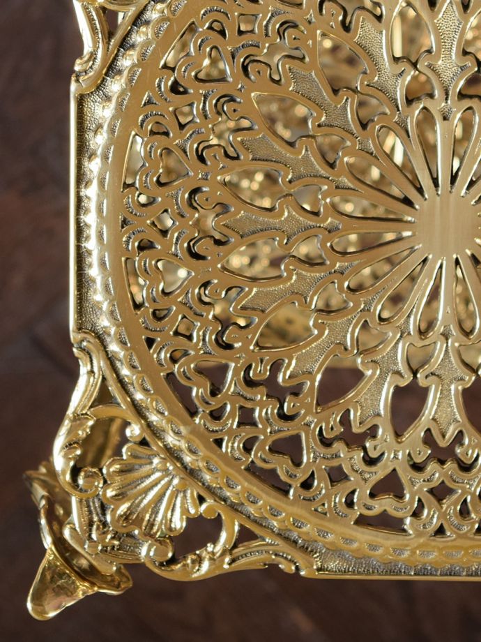 イタリアから届いたアンティーク調の家具、キラッと輝く真鍮製の美しい
