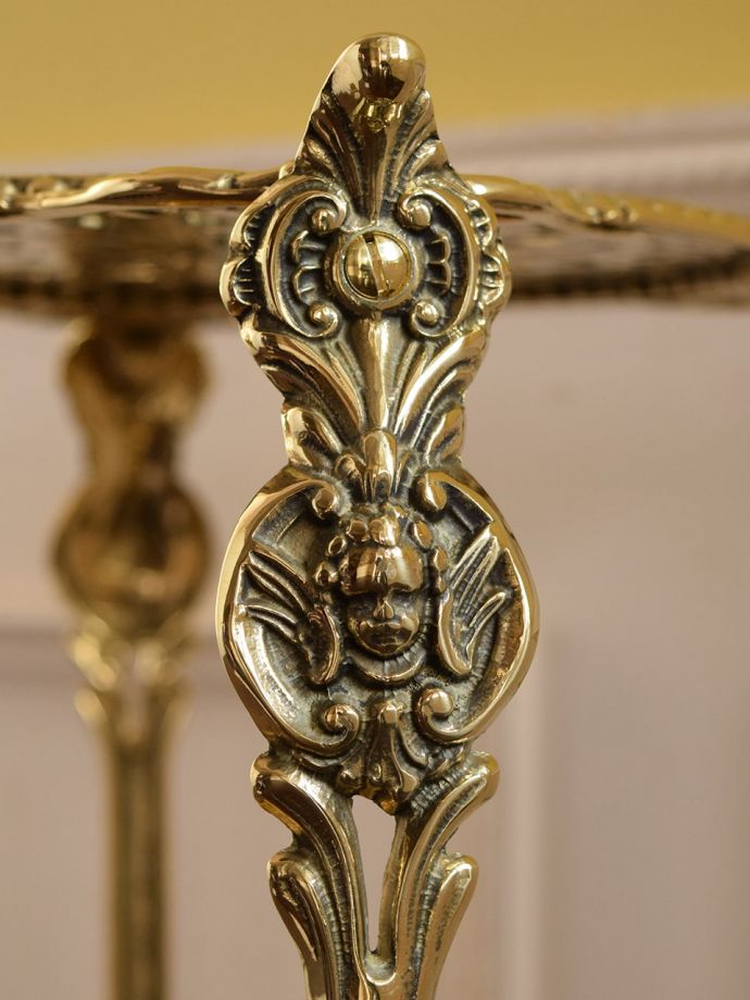 イタリアから届いたアンティーク調の家具、キラッと輝く真鍮製の美しい