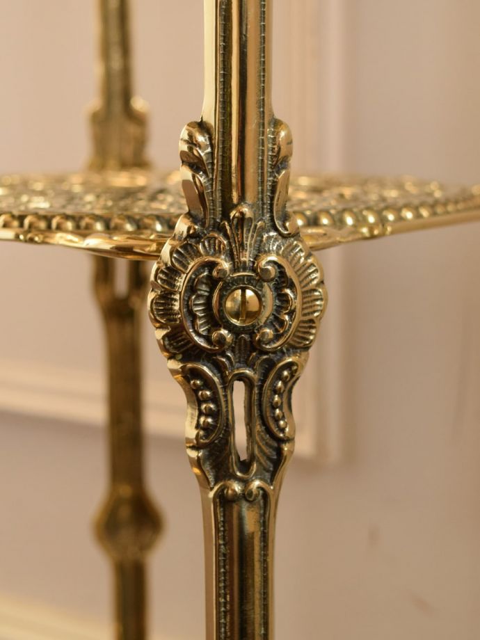 イタリアから届いたアンティーク調の家具、キラッと輝く真鍮製の美しいサイドテーブル(y-490-f)｜アンティーク風