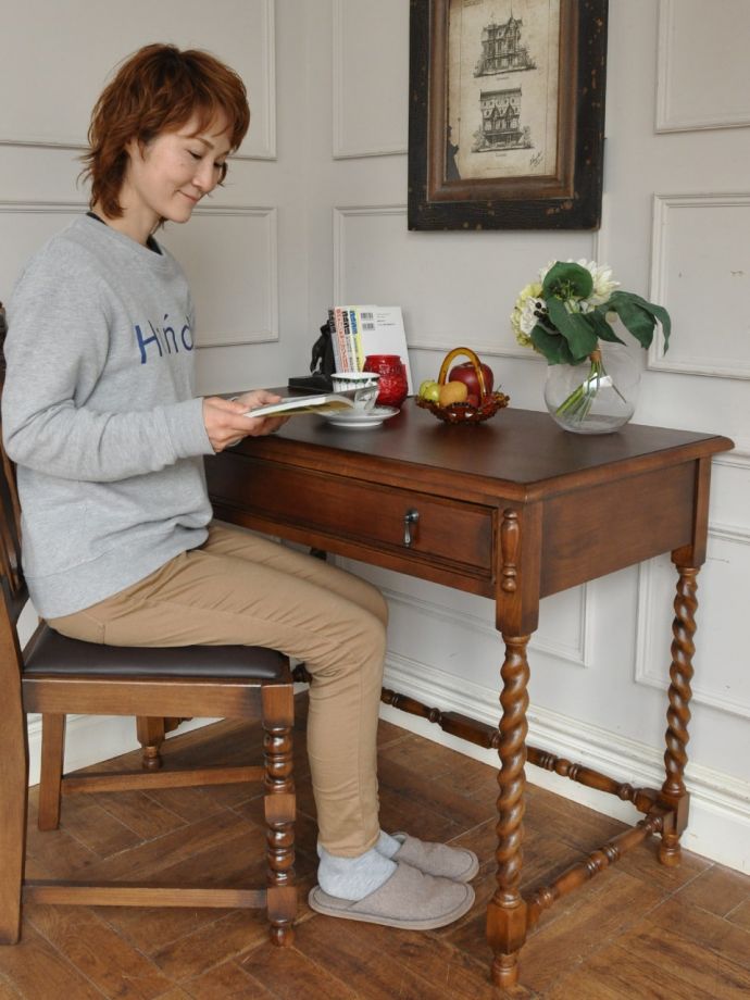 アンティーク風のおしゃれな書斎机、Handleオリジナルのツイスト足の
