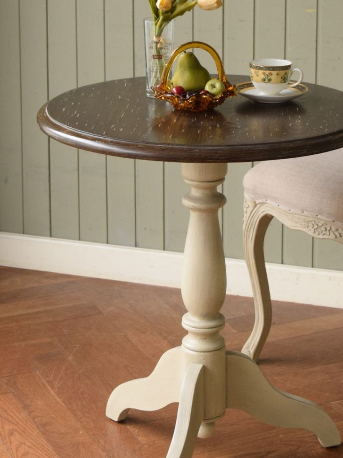 フランスアンティーク調の可愛い家具、シャビーシックなティーテーブル 