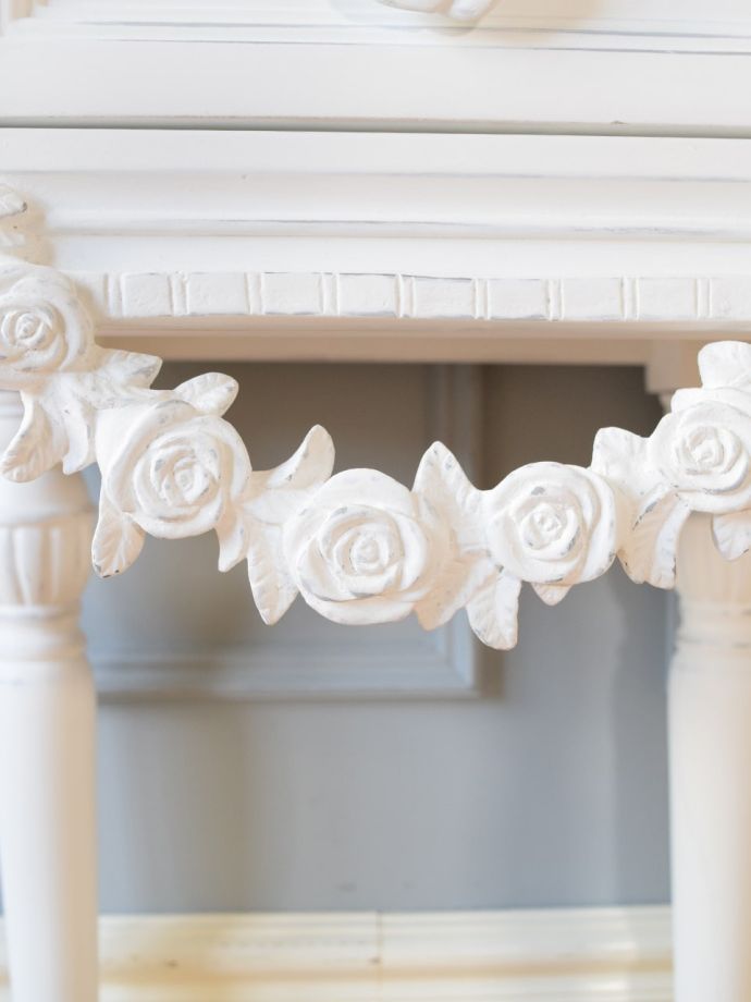 シャビーシックな雰囲気のフランスアンティーク調家具、バラの装飾が