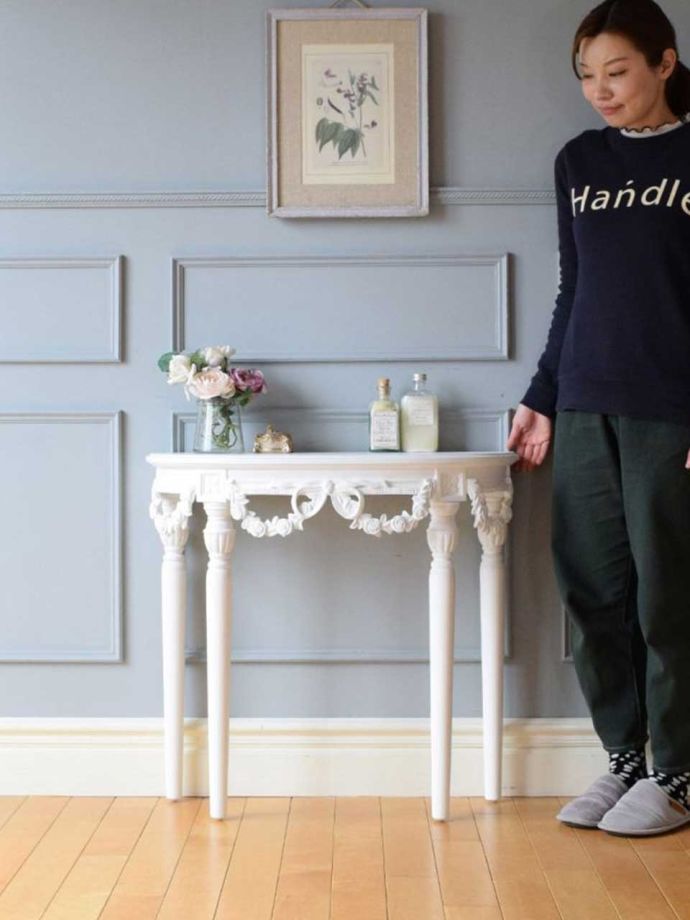 フランスアンティーク調のシャビーシックな家具、バラの装飾が可愛いコンソールテーブル