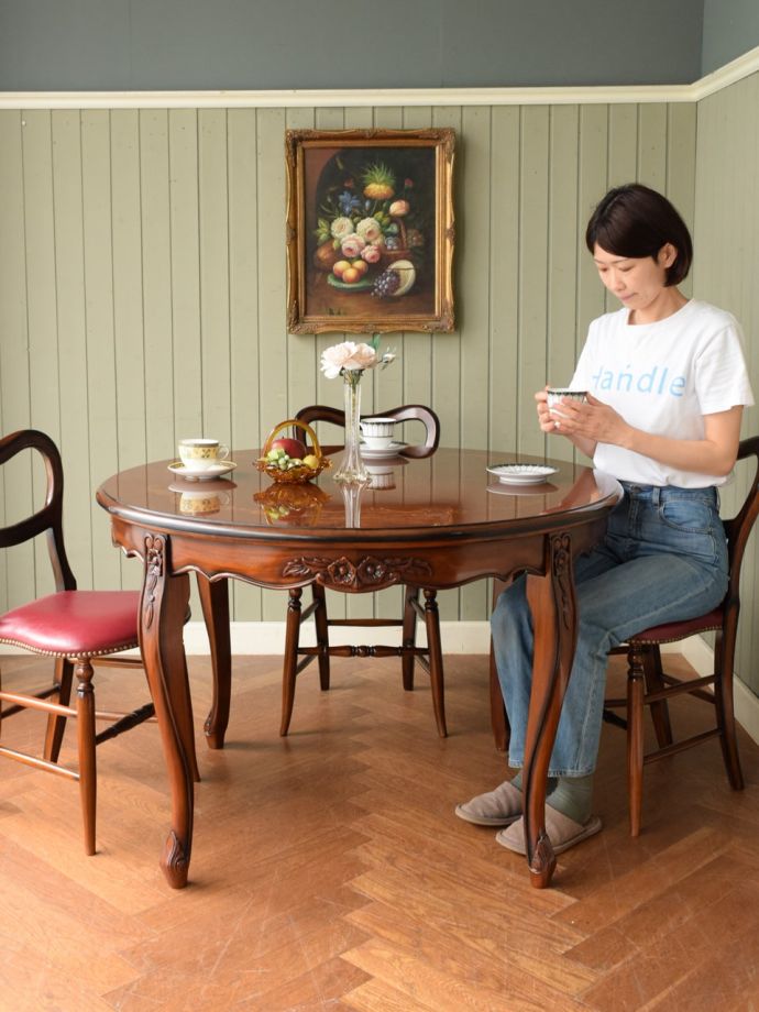 フランスアンティーク風の猫脚が優雅な丸形のダイニングテーブル（２～４人掛け）(y-532-f)｜アンティーク風