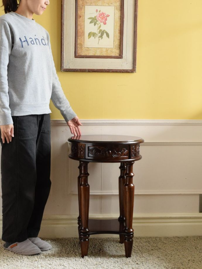 アンティーク風の優雅な家具、引き出し付きの英国風サイドテーブル