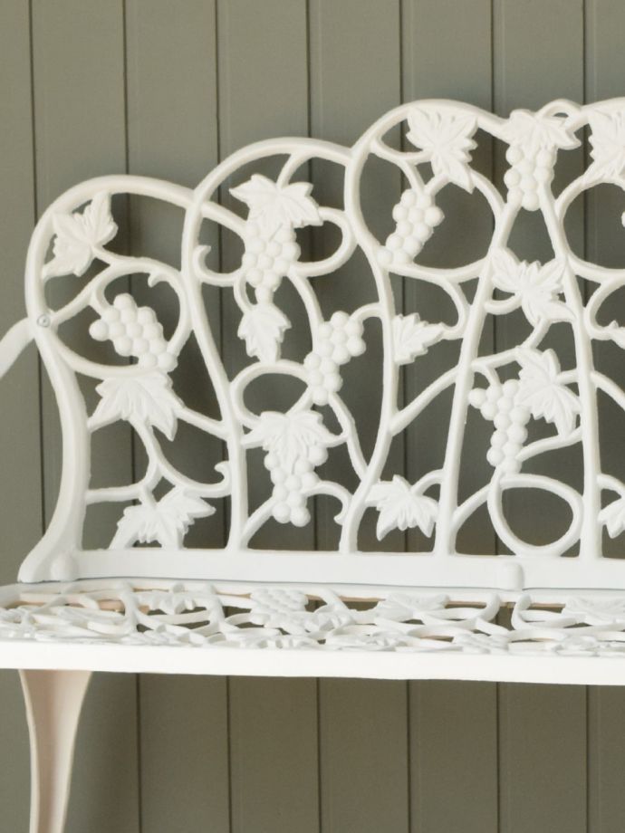 白いフレンチアンティーク調のベンチ、ブドウ模様が可愛いガーデン