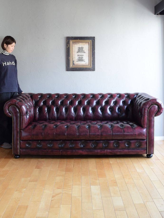 英国アンティーク調の3人掛けのソファ、赤い革張りがカッコいい 