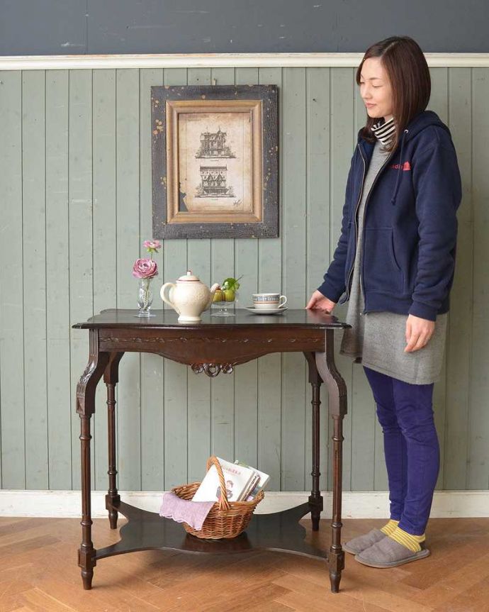 アンティーク家具 アンティークの高級感のある英国家具、オケージョナルテーブル。どんな場所でも便利に使える小さなテーブルそもそも「オケージョナル」とは「便利に使える」と言う意味。(z-011-f-1)
