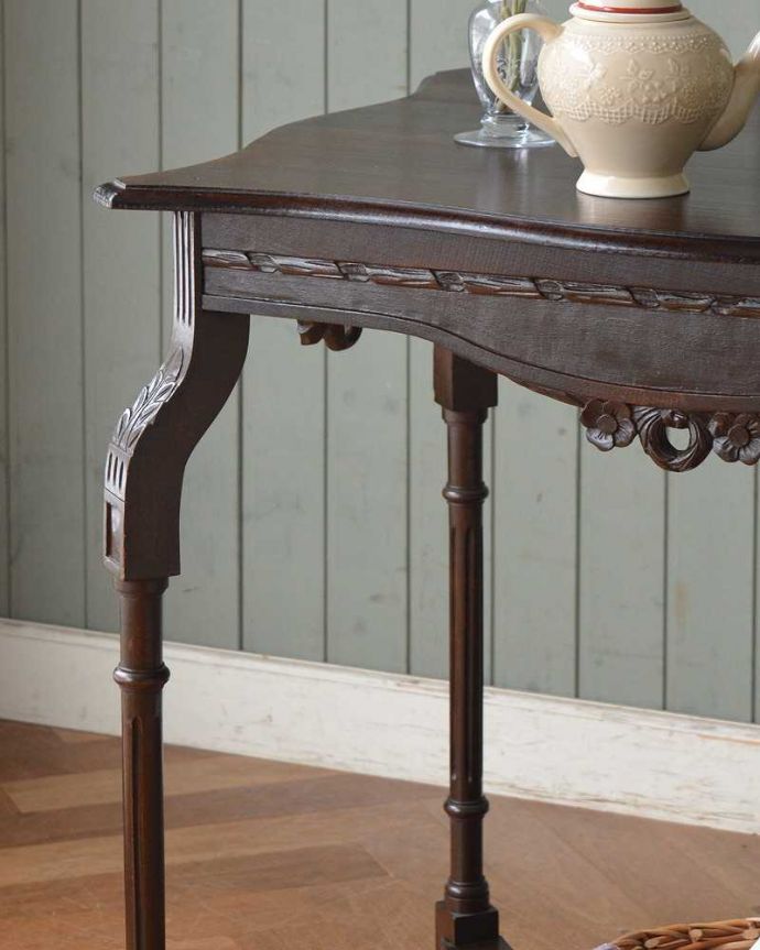 アンティーク家具 アンティークの高級感のある英国家具、オケージョナルテーブル。上品で優雅なアンティーク凛とした雰囲気が漂うアンティークらしい立ち姿のテーブル。(z-011-f-1)
