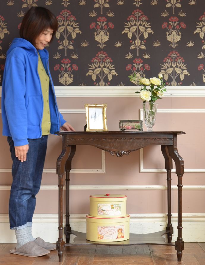 アンティークのテーブル　アンティーク家具　アンティークの高級感のある英国家具、オケージョナルテーブル。そっと壁に付けて置くだけで、オシャレな雰囲気に。(z-011-f)