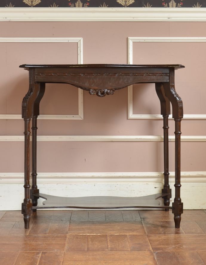 アンティークのテーブル　アンティーク家具　アンティークの高級感のある英国家具、オケージョナルテーブル。細くて繊細なラインが美しい脚。(z-011-f)