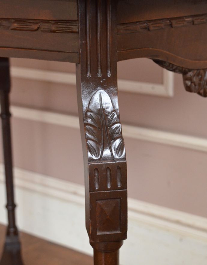 アンティークのテーブル　アンティーク家具　アンティークの高級感のある英国家具、オケージョナルテーブル。とても美しい彫です。(z-011-f)