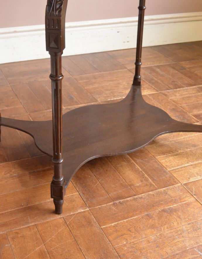 アンティークのテーブル　アンティーク家具　アンティークの高級感のある英国家具、オケージョナルテーブル。下には棚が付いています。(z-011-f)